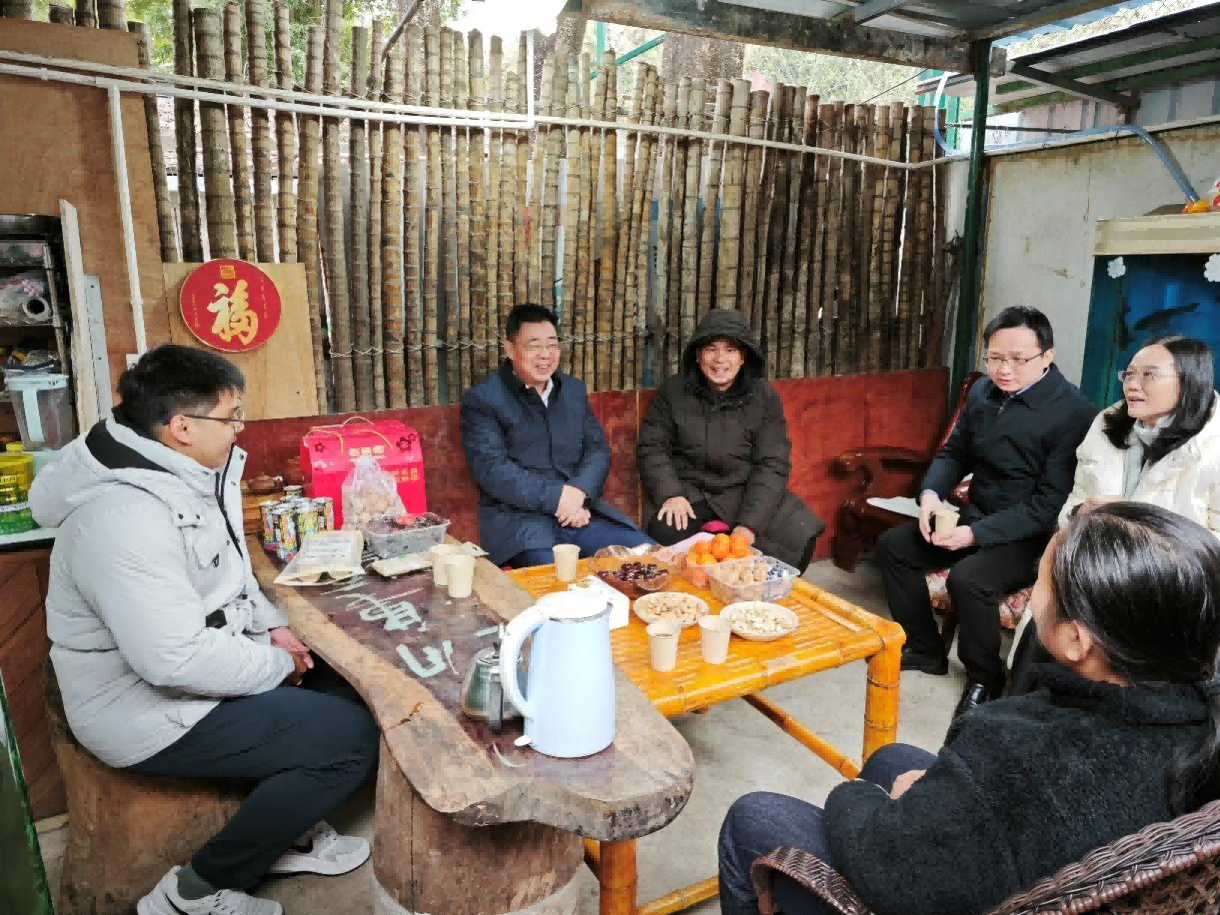 广州建筑梁湖清走访慰问生活困难党员